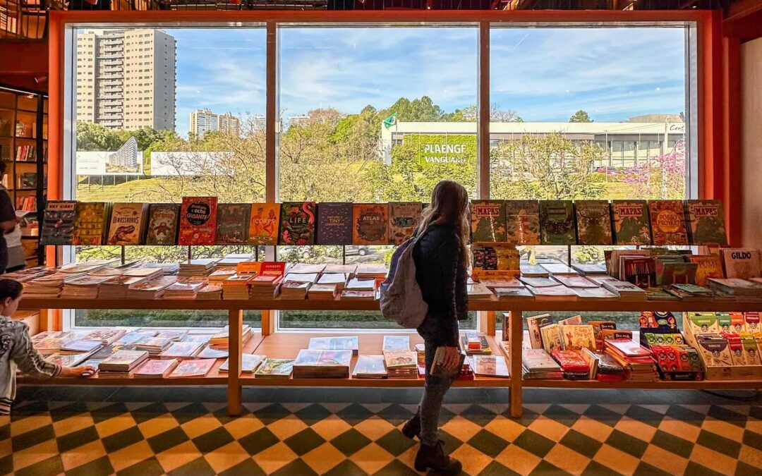 Pesquisa realizada pelo happn revela que 76% dos solteiros se sentem mais atraídos por um ‘crush’ leitor