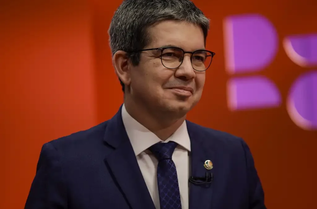 Senador vai apresentar projeto contra o uso do shrink na embalagem de livros