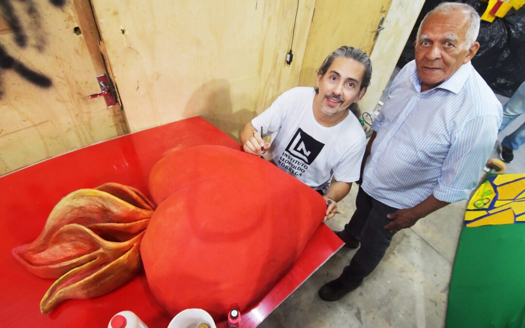 Editora pernambucana ajuda na construção do Galo da Madrugada