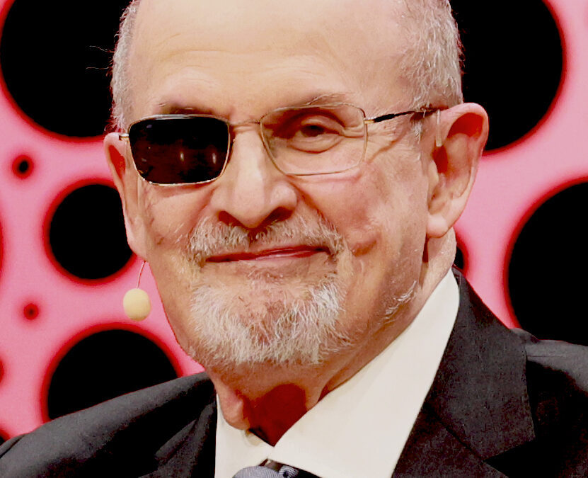 Homem acusado de atacar Salman Rushdie é condenado por terrorismo